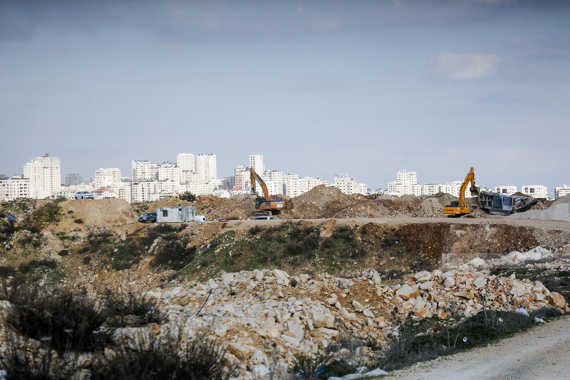 مستوطن يواصل تجريف أراضٍ تابعة لقريتي قلنديا ورافات شمال غرب القدس(تصوير - محمد أبو زيد/وفا)